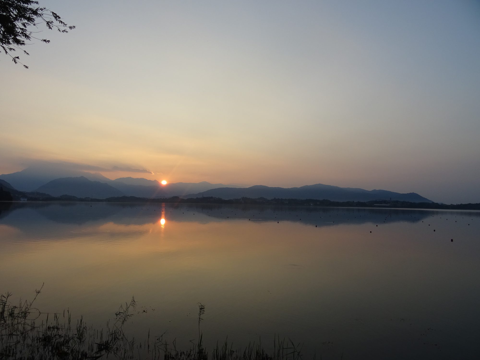 Alba sul lago di Pusiano