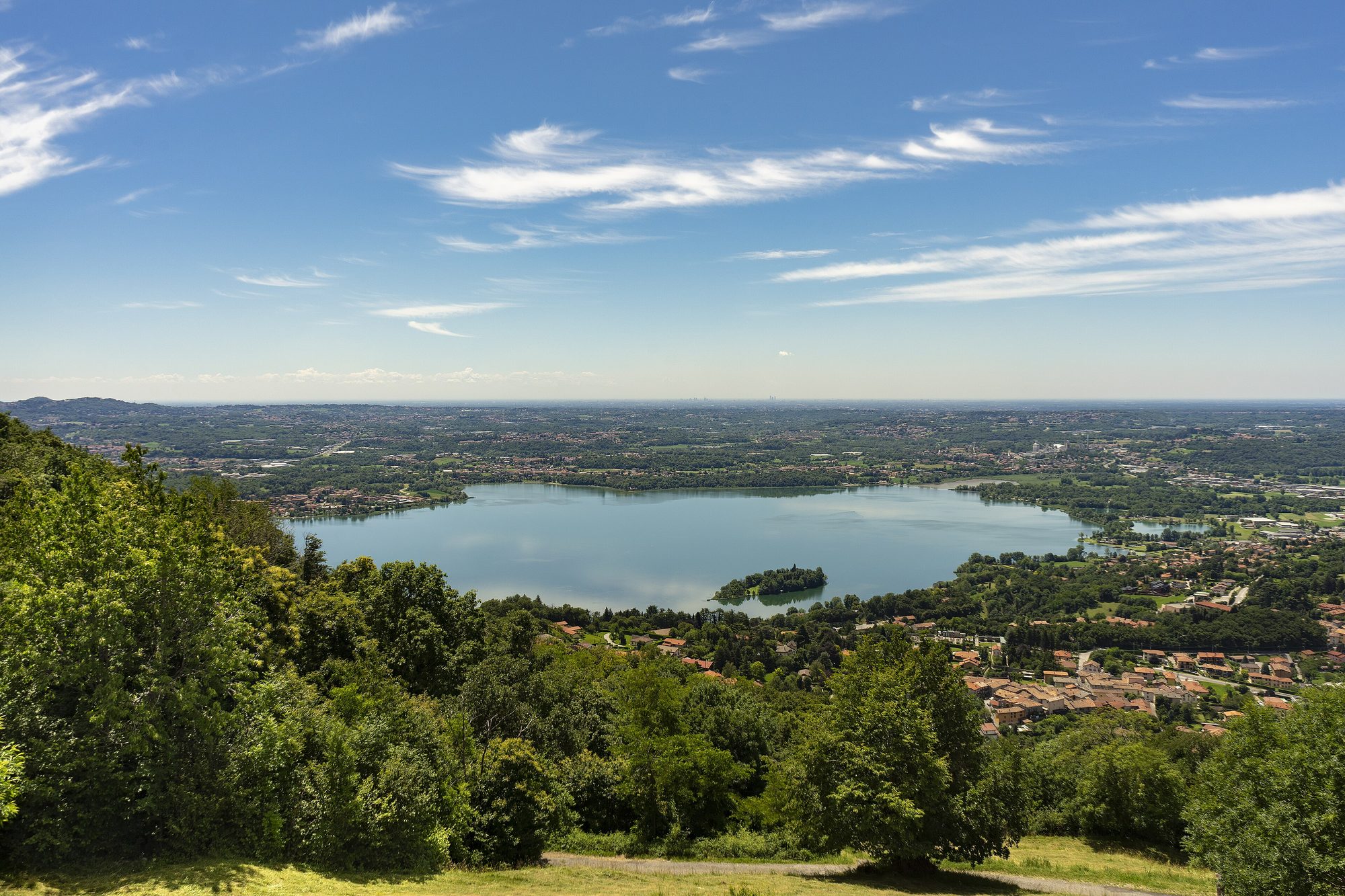 Veduta ampia del lago di Pusiano