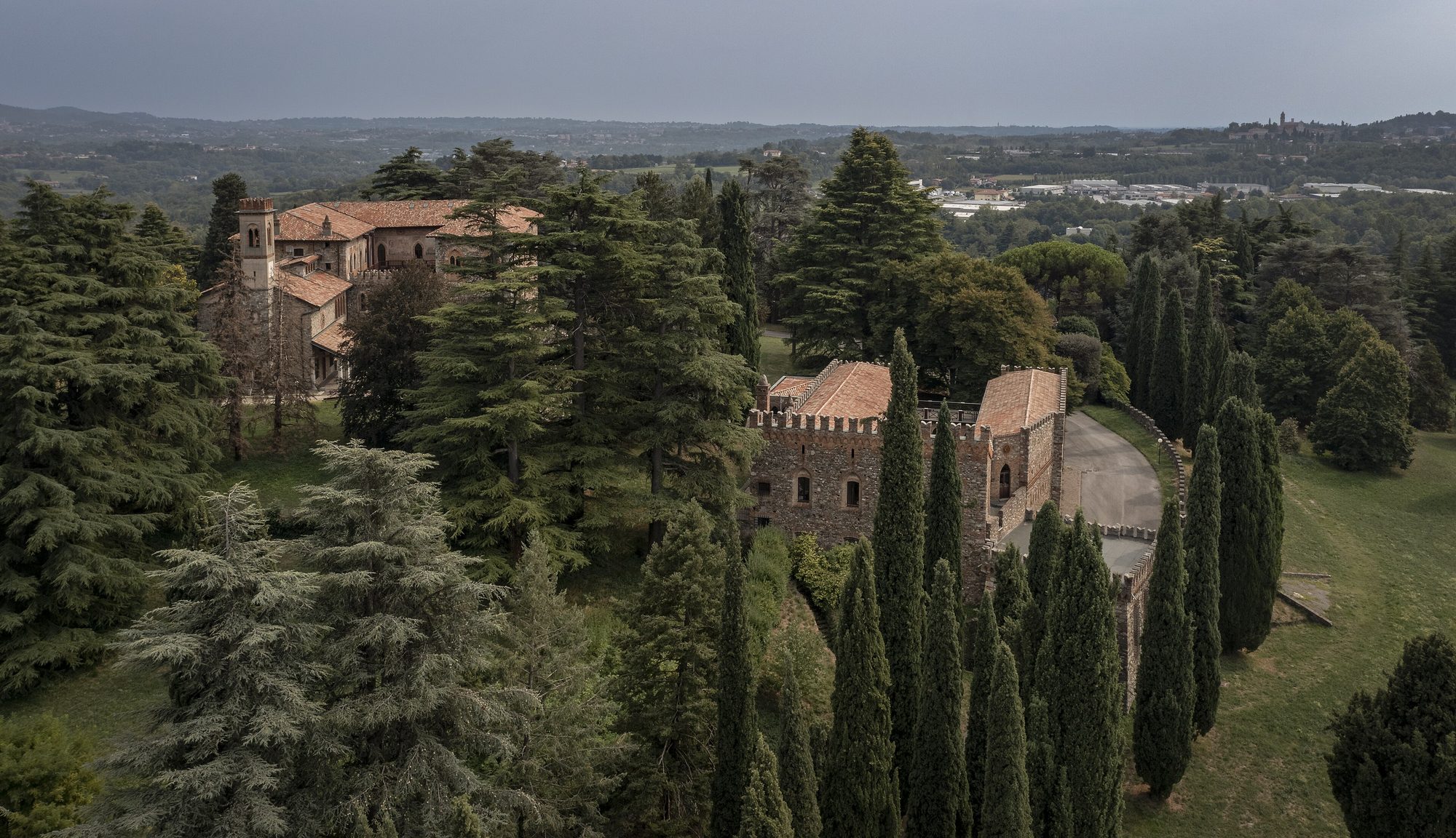 Il castello medievale di Monguzzo sul colle