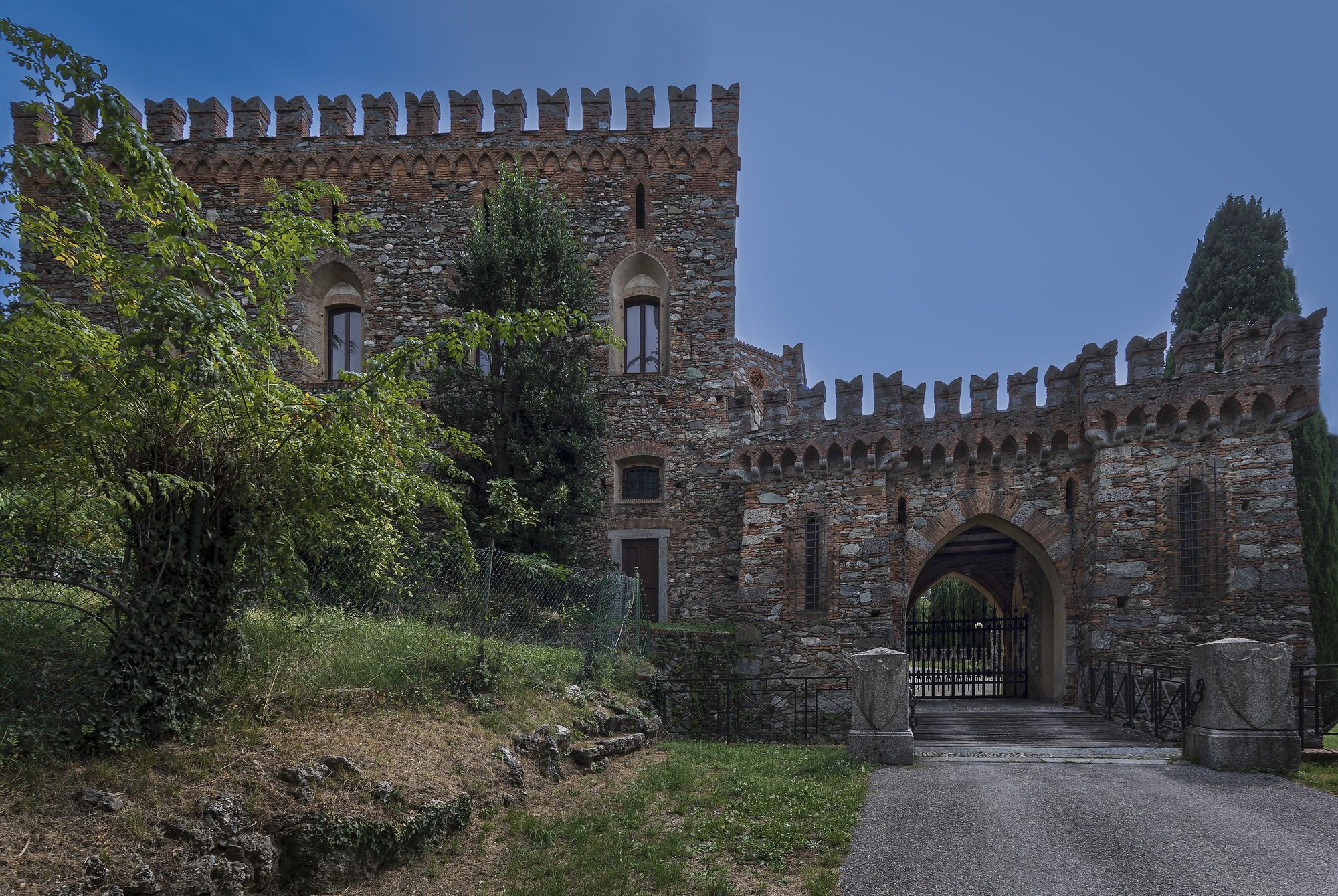 Il castello di Monguzzo con le mura merlate e il portale d'ingresso