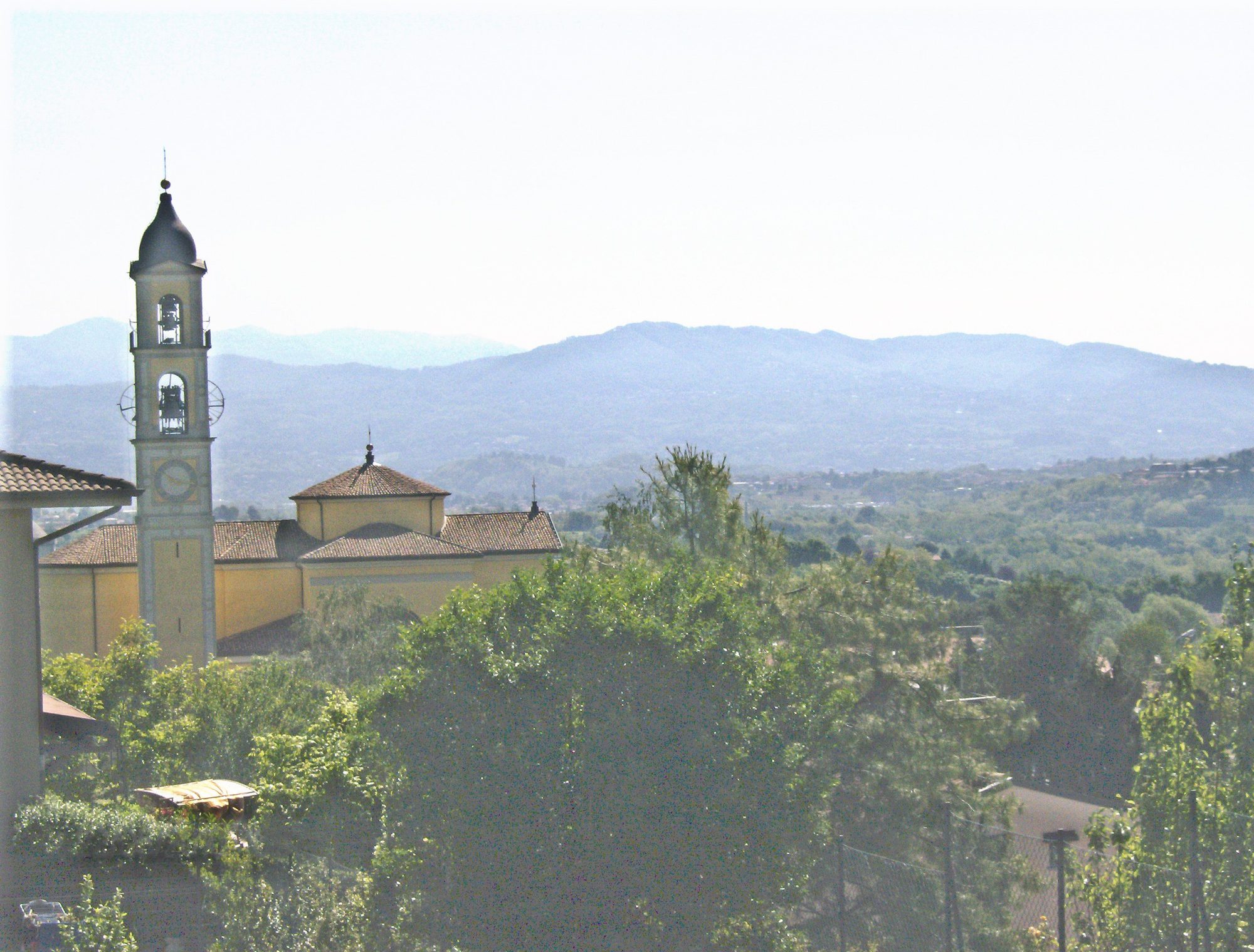 Panorama di Monguzzo con il campanile e le colline della Brianza