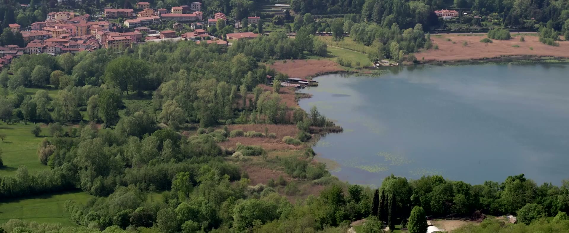 Il castello di Monguzzo con le mura merlate e il portale d'ingresso