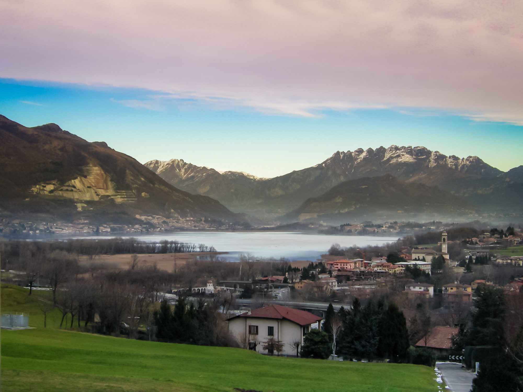 Vista sul lago verso Merone e il monte Resegone