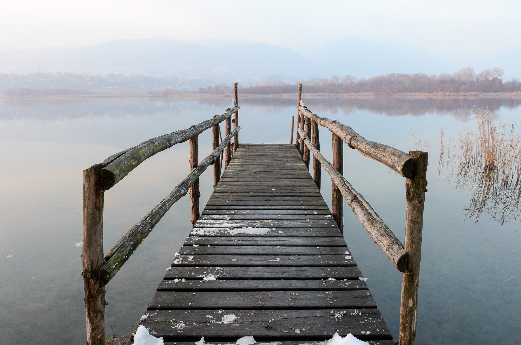 Ponte di legno lungo il percorso del lago