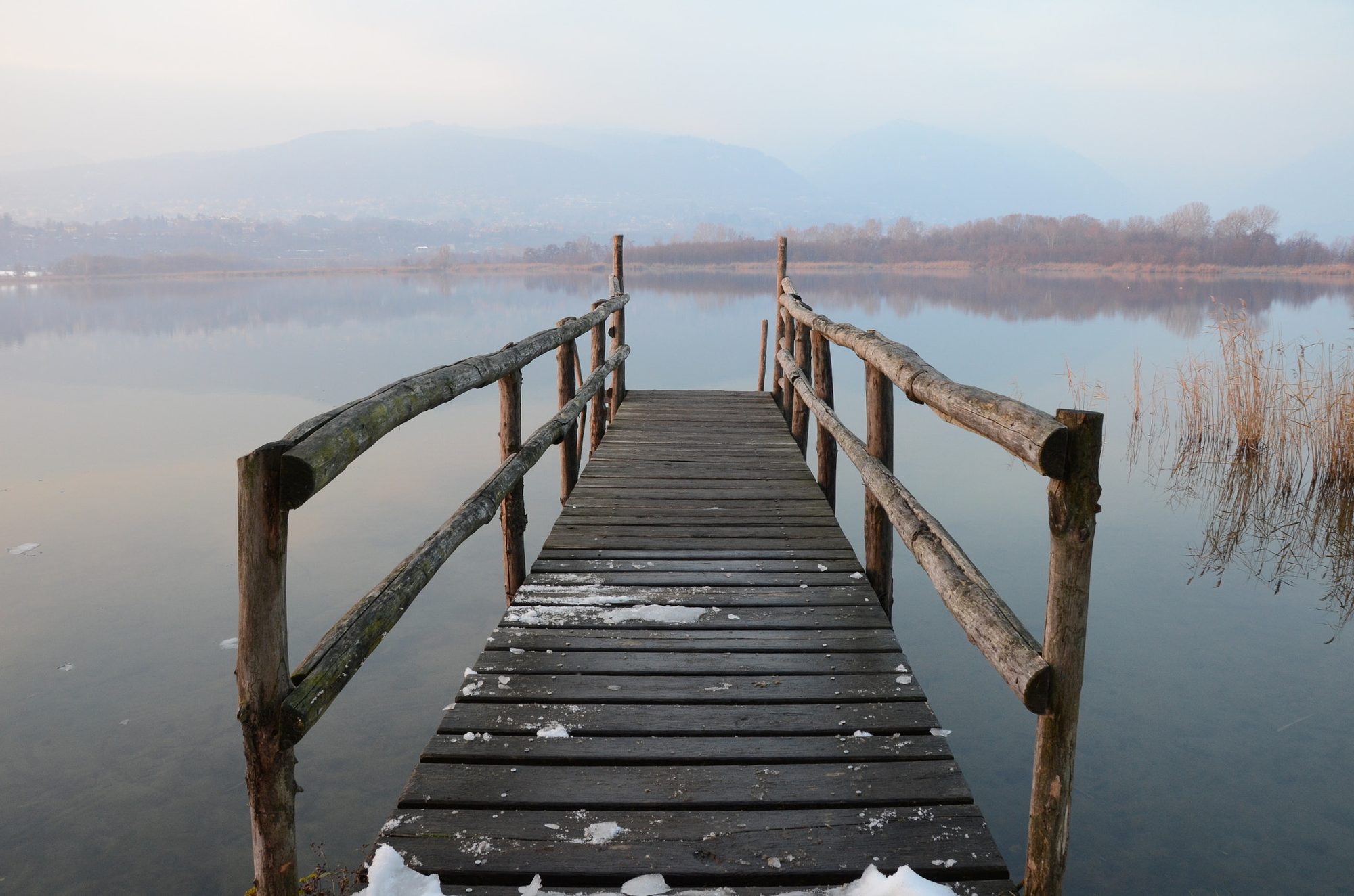 Pontile sull'acqua