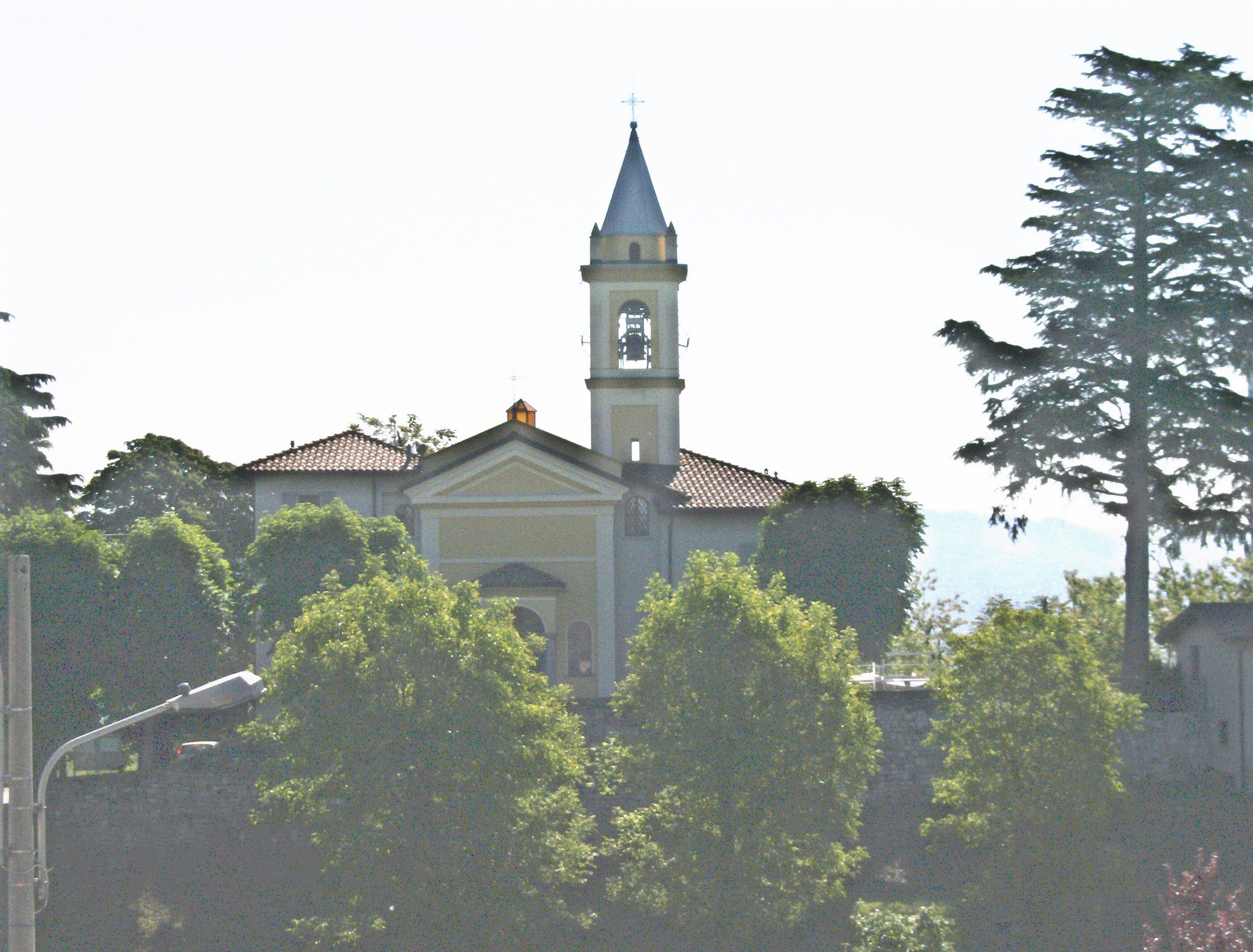 Il santuario tra gli alberi