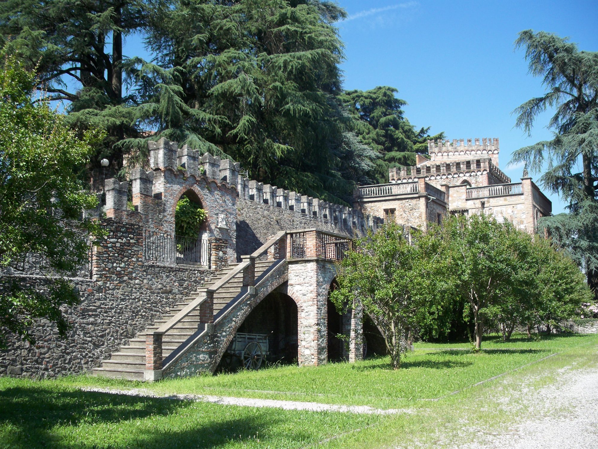Corte interna del castello di Monguzzo
